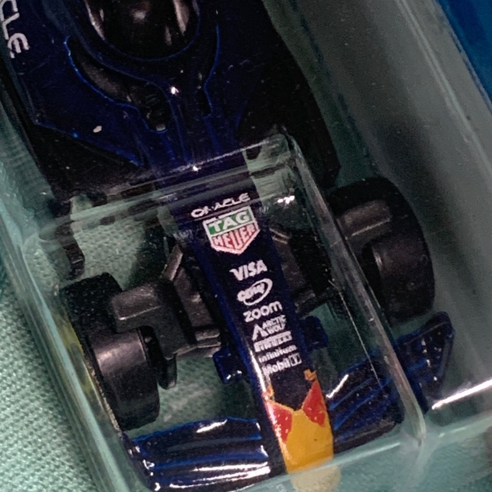 Hot Wheels Oracle Red Bull Racing Formula 1 Die-Cast Car blue - Picture 8 of 11